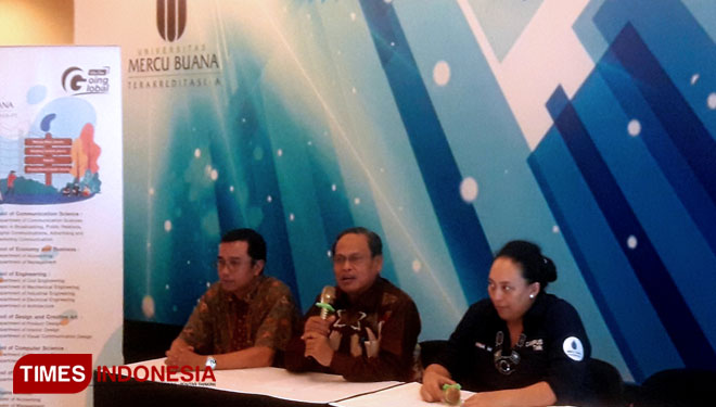 Rektor UMB, Ngadino Surip (tengah) saat konferensi pers di kampus UMB Jakarta. (Foto: Ivan Iskandaria/TIMES Indonesia)