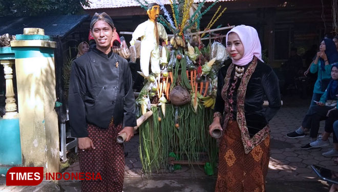 Kemeriahan acara ritual Bancakaan Kayon, yang merupakan acara syukuran atas direnovasinya makam Sunan Syeh Asy'ari Bejagung, Tuban kembali digelar, Kamis (02/05/2019) (Foto: Achmad Choirudin/TIMESIndonesia)