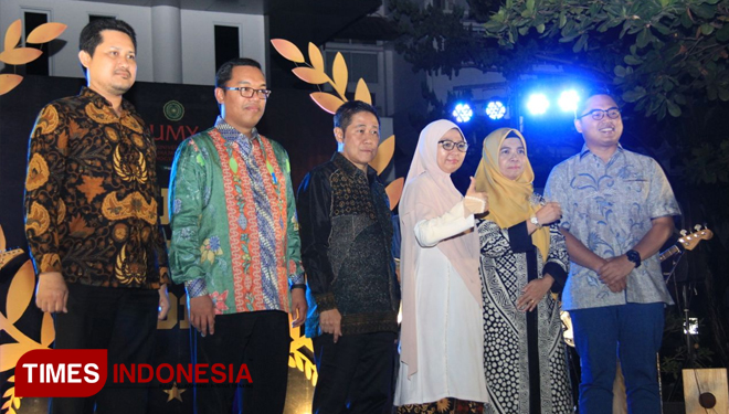Para penerima Alumni Achievement Awards dan Outstanding Alumni Awards tahun 2018 (dari kiri) Fither Ramilado, Yana Aditya, Nasrullah Larada, dr. Hammi Azmi, Mursida Rambe, dan Fahd Pahdepie. (FOTO: Humas UMY/TIMES Indonesia)