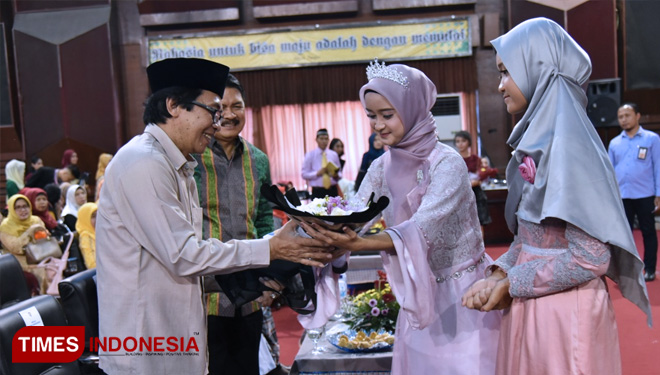 Wakil Bupati Jember KH Abdul Muqit Arief menerima bunga dari siswa SMP 3 Jember yang lulus dalam acara lepas pisah di Gedung Soetardjo, Jember, Sabtu (4/5/2019). (FOTO: Dody Bayu Prasetyo/TIMES Indonesia)