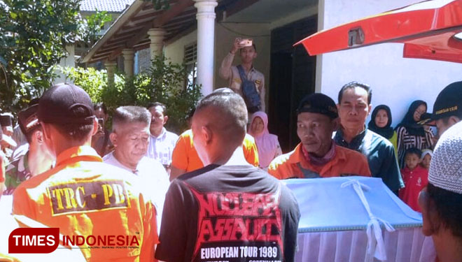 Anggota BPBD Magetan saat menurunkan jenazah. (foto: BPBD Magetan for TIMES Indonesia)