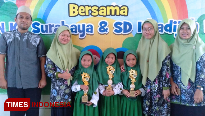 Siswa pemenang lomba hari Pendidikan Nasional menerima hadiah didampingi oleh guru kelas masing-masing, Kamis (2/5/2019). (FOTO: AJP/TIMES Indonesia)