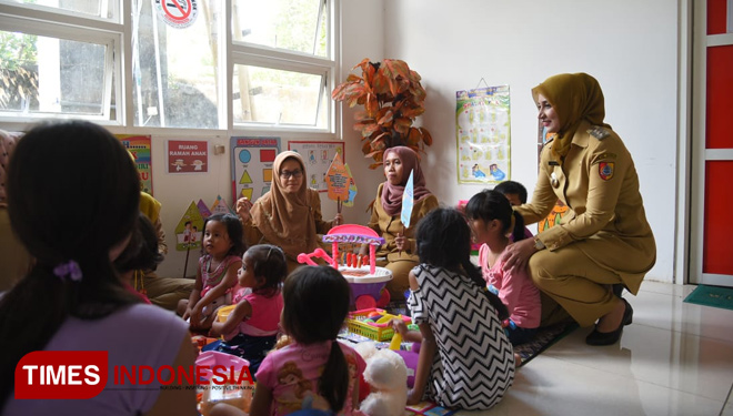 Bupati Jember dr Faida saat meninjau sarana bermain anak-anak di Puskesmas Ajung, Minggu (5/5/2019). (FOTO: Dody Bayu Prasetyo/TIMES Indonesia)