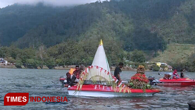 Larung Tumpeng Di Telaga Sarangan Magetan Sedot Ribuan Larung Tumpeng Di Telaga Sarangan Magetan Sedot Ribuan