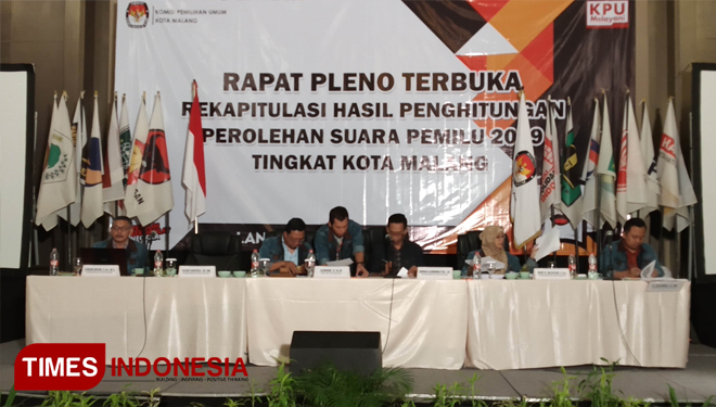 Suasana Rekapitulasi Suara KPU Kota Malang.(foto: Imadudin M/TIMES Indonesia)