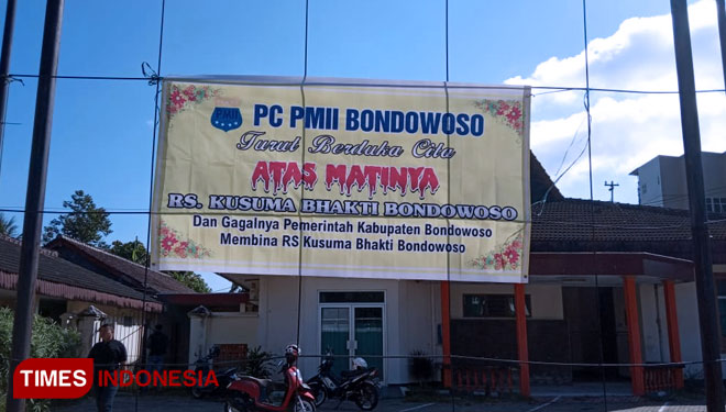 Spanduk Duka cita dari dari Aktivis PC PMII Bondowoso atas matinya RS Kusuma Bhakti Bondowoso (FOTO: Moh Bahri/TIMES Indonesia)