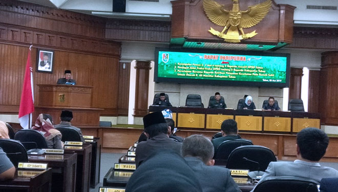 Bupati Tuban H. Fathul Huda, saat menghadiri acara rapat paripurna Raperda Kabupaten Tuban tentang Retribusi Pelayanan Kesehatan pada RSUD R. Ali Manshur Kabupaten Tuban, di ruang Rapat Paripurna DPRD Kabupaten Tuban, Senin (06/05/2019) (Foto: Agus Humas)