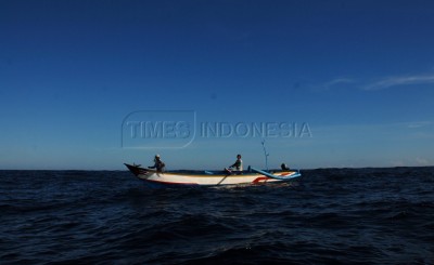 Nelayan Kondang Merak Menangkap Ikan dengan Cara Menghargai Alam Laut