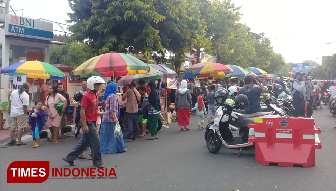 Suasana pusat kuliner Ramadhan di Jalan A Yani Kota Blitar, Senin (6/5/2019). (FOTO: Sholeh /TIMES Indonesia )