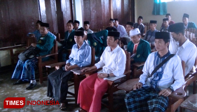 Ramadhan, Dosen dan Mahasiswa IAI Darussalam Banyuwangi Kuliah Pakai Sarung