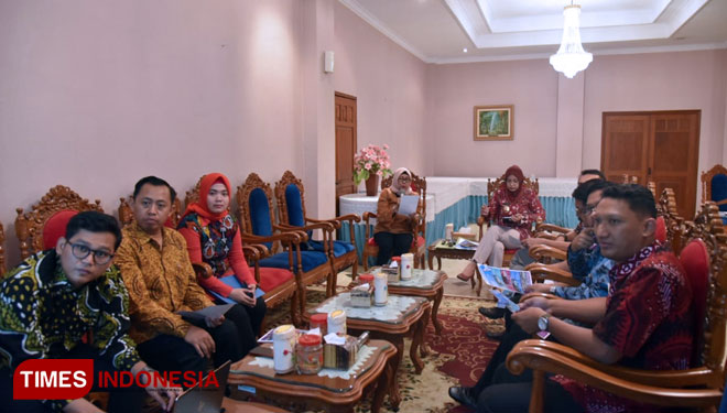 Bupati Jember dr Faida saat menemui jajaran UPT Badan Penelitian dan Pengembangan SDM (BPSDMP) Kemenkominfo Surabaya di Pendapa, Kamis (9/5/2019). (Dody Bayu Prasetyo/TIMES Indonesia)