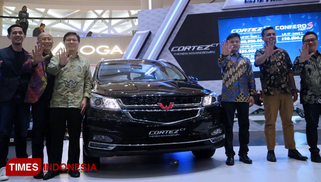 Show unit Wuling Motors seri terbaru Cortez CT di Atrium Tunjungan Plaza Surabaya, Kamis (9/5/2019).(Foto : Lely Yuana/TIMES Indonesia)