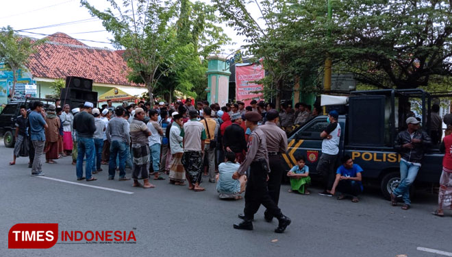 Ratusan massa aksi dari Kecamatan Kadur, Kabupaten Pamekasan, kembali demo depan kantor Bawslu jalan Segara Pamekasan.(FOTO:akhmad syafii/TIMES Indonesia)