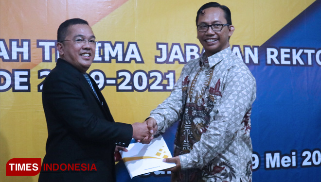 (ki-ka) Murphin J Sembiring menerima cinderamata dari Rektor Uwika, Priyo Suprobo, Kamis (9/5/2019) petang. (FOTO: Lely Yuana/TIMES Indonesia) 