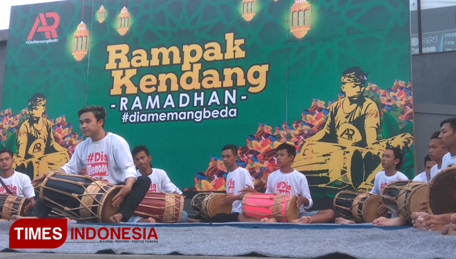 Para seniman penabuh kendang (Foto : Rizki Alfian/TIMESIndonesia)