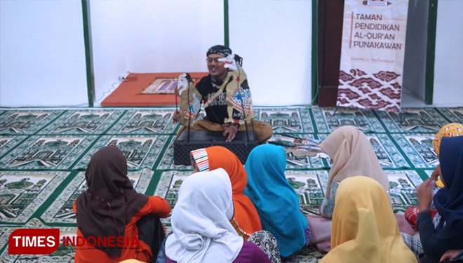 Salah seorang anggota tim PKM-M Punakawan saat memberikan pengajaran kepada anak-anak TPA menggunakan wayang Punakawan. (FOTO: UMY/TIMES Indonesia)