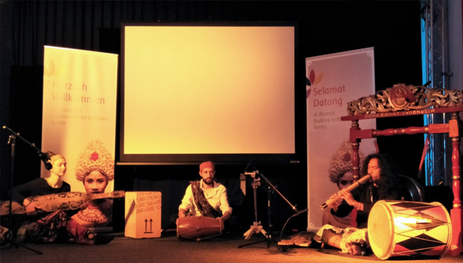 Iris Schmidt, Pablo Navarro, Budi Susanto membawakan musik tradisional Indonesia. (FOTO: Istimewa)