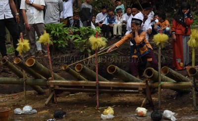 Bermain Tradisi Mercon Bumbung