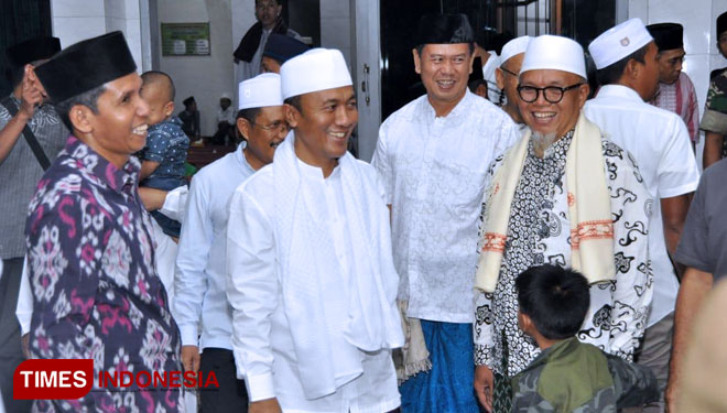 Bupati Lombok Barat Fauzan Khalid (tengah) saat melakukan Safari Ramadhan 1440 H yang digelar di Masjid Baitul Rahman, Desa Banjur, Kecamatan Labuapi, Lombok Barat.(FOTO: Humas Lobar for TIMES Indonesia) 