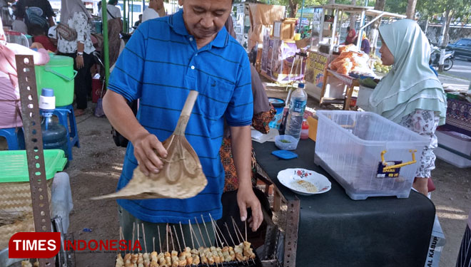 Penjual sate tahu di Magetan saat melayani pembeli. (Foto: Aditya Candra/TIMES Indonesia)