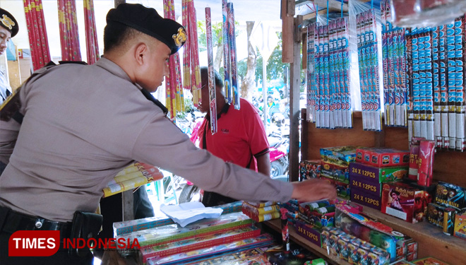 Polisi memeriksa surat izin pefagang petasan di Pasar Baru Lamongan, Senin (13/5/2019). (FOTO: MFA Rohmatillah/TIMES Indonesia)