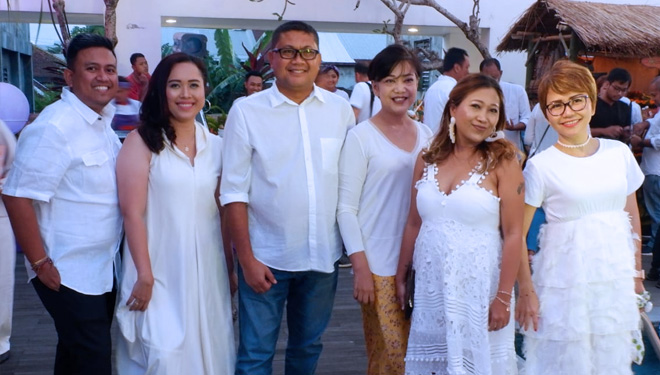Nyoman Wirayasa, Cluster General Manager dari TAUZIA Hotels Bali dan Liza Indira GM HARRIS Hotel & Convention Denpasar berfoto bersama dengan TAUZIA Hotels Management. (FOTO: Istimewa)