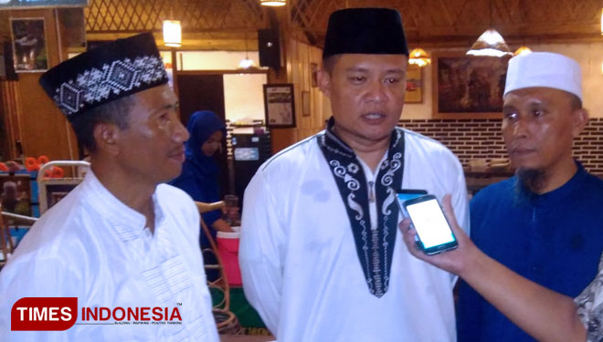kiri-kanan: Danramil Arjasa Lettu Caj Teguh Agus Yuwono, Kapolsek Arjasa AKP Eko Basuki, dan Camat Arjasa Herwan Agus Darmanto saat wawancara di kegiatan buka bersama di Warunk Babe, Minggu(13/5/2019). (Foto: Dody/TIMES Indonesia)