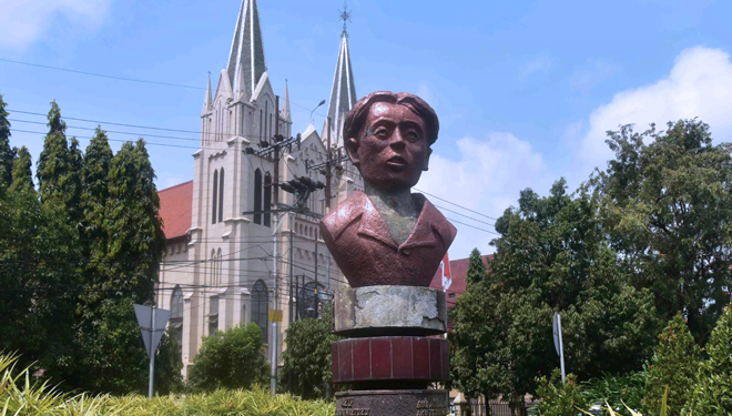 Monumen Taman Chairil Anwar yang berada di Jalan Basuki Rahmat Kota Malang. (FOTO: Aris Hidayat/Terakota)