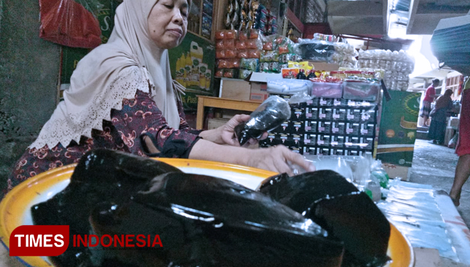 Salah satu pedagang janggelan atau cincau hitam di Pasar Sayur Magetan. (FOTO: Aditya Candra/TIMES Indonesia)