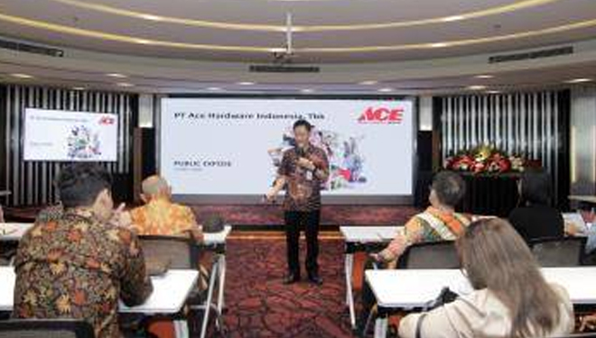 Prabowo Widyakrisnadi, Presiden Direktur PT Ace Hardware Indonesia, Tbk memberikan penjelasan dalam sesi paparan publik pada (15/05/2019) di Gedung Kawan Lama, Jakarta Barat