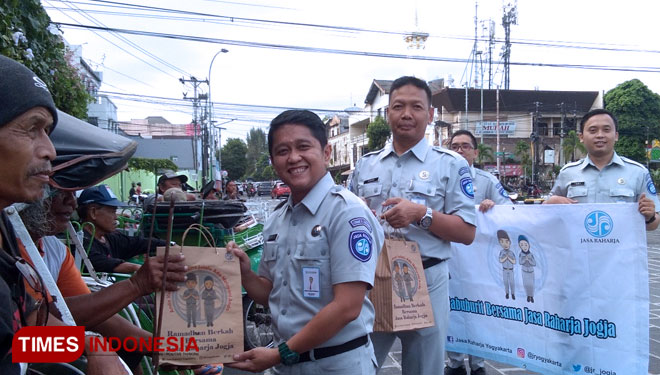 Meriahkan Ramadhan, PT Jasa Raharja DIY Bagikan Takjil 