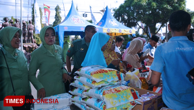 Pelaksanaan Pasar Murah Kodim 0824. (FOTO: AJP/TIMES Indonesia)