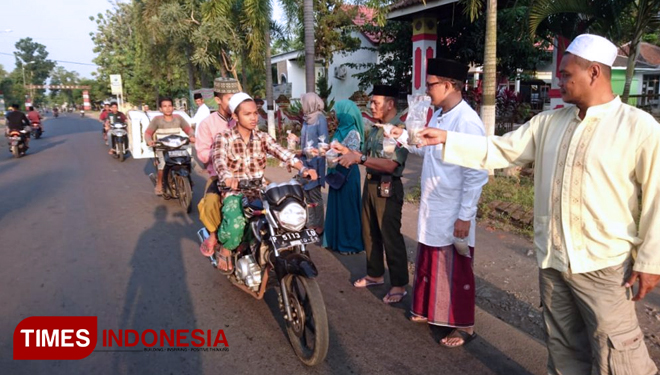 Pembagian Takjil bagi pengendara yang lewat oleh Mispika Sumberbaru. (FOTO: AJP TIMES Indonesia)