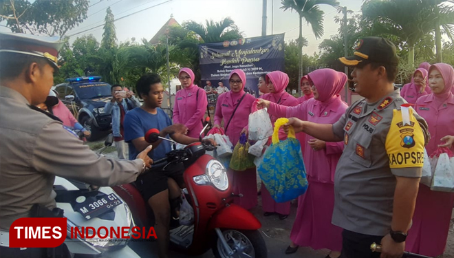 200 Paket Takjil Polres Bangkalan Ludes dalam 10 Menit 