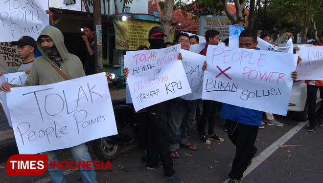 Maslam Peri Menggelar Aksi Tolak People Power di Tugu 
