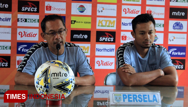 Pelatih Persela Lamongan, Aji Santoso memberikan komentarnya pada sesi konferensi pers di sekretariat Persela, Kamis (16/5/2019). (FOTO: MFA Rohmatillah/TIMES Indonesia)
