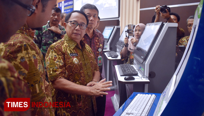 Bupati Blitar, Drs H Rijanto MM meninjau perangkat Smart City, Kamis (16/5/2019). (FOTO : Sholeh /TIMES Indonesia)