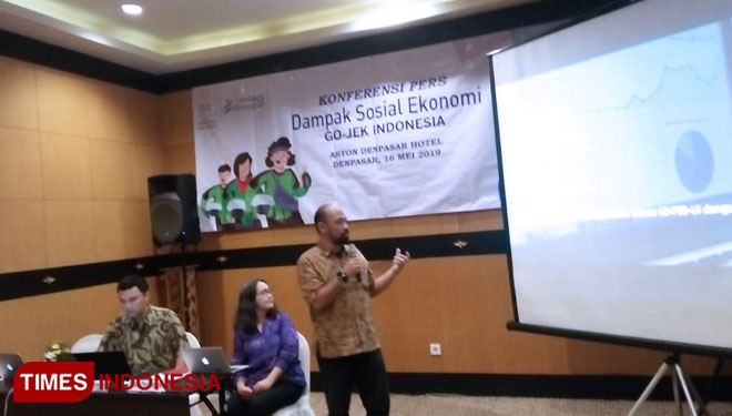 Dr-Paksi-C.K.-Walandaw-b.jpg