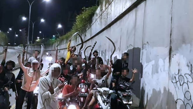 Salah satu gambar viralnya aksi konvoi gangster motor di berbagai medsos dengan membawa berbagai sajam di kawasan Ibu Kota Jakarta (FOTO:. Instagram)