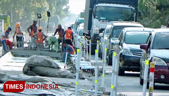Pekerja masih melakukan perbaikan rigid beton di jalur pantura Gending, Probolinggo, Jawa Timur. (FOTO: Happy L. Tuansyah/TIMES Indonesia)