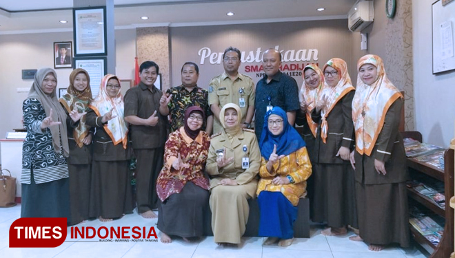 Tim lomba Perpustakaan SMA Khadijah bersama dewan juri dalam visitasi lomba perpustakaan SLTA Tingkat Jawa Timur (6/5/2019). (FOTO: AJP/TIMES Indonesia)