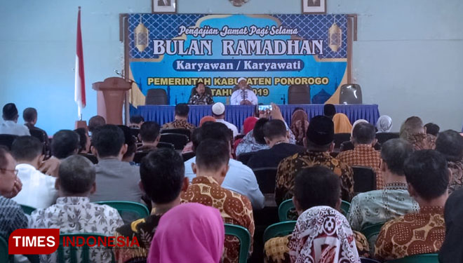 Pengajian Jumat Pagi disambut antusias ASN di lingkup Pemkab Ponorogo. (Foto: Marhaban/TIMESPonorogo)