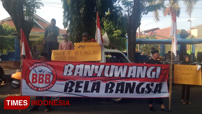 Aksi Tolak People Power, oleh Banyuwangi Bela Bangsa (BBB) di depan kantor KPU. (FOTO : Agung Sedana/ TIMES Indonesia)