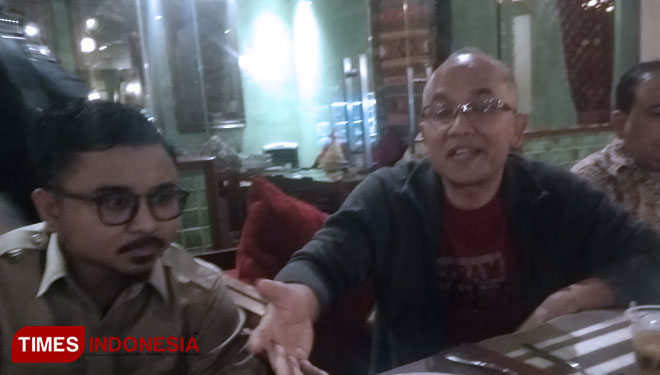 Calon rektor Unpad Prof. Atip Latipulhayat, PhD (tengah) saat diwawancarai di Jakarta bersama kuasa hukumnya (FOTO: Yayat R Cipasang/TIMES Indonesia)