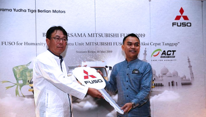 (Kiri - kanan) Atsushi Kurita, President Director PT Krama Yudha Tiga Berlian Motors menyerahkan satu unit truk Mitsubishi Fuso kepada Muhammad Basair. (foto: Istimewa)