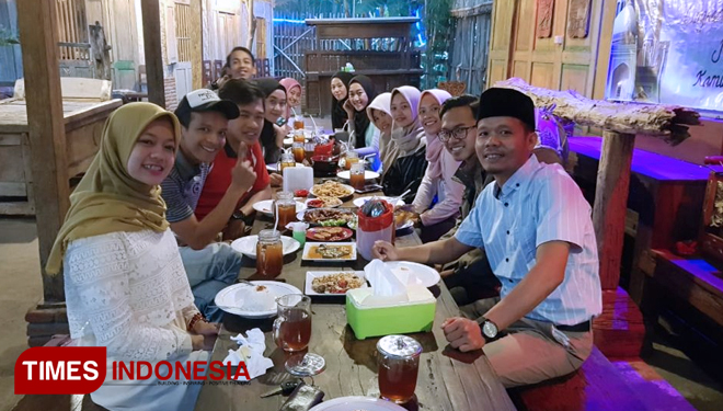 Tampak antusias keluarga besar Lingkaran Survei Indonesia (LSI) Jawa Timur dalam suasana buka bersama di Joglo Wina Tulungagung. (FOTO: AJP TIMES Indonesia)