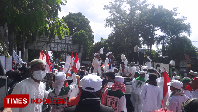  Massa aksi Kedaulatan Rakyat Nusa Tenggara Barat mendatangi kantor KPU NTB. (FOTO: Istimewa)