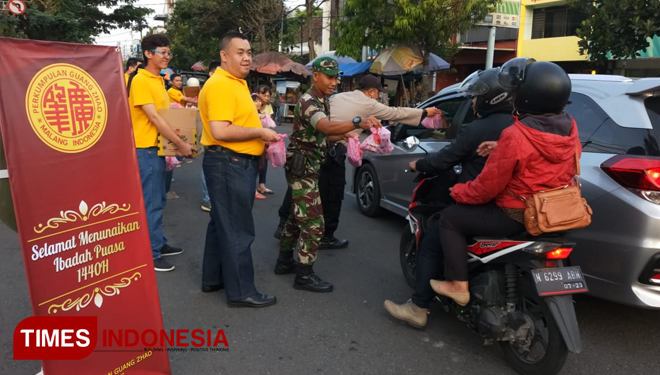 TNI, Polri dan Muda Mudi Guang Zhao bagi-bagi takjil di Kota Malang. (foto: pendim 0833 for timesindonesia)