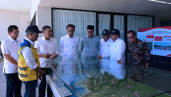 Presiden Jokowi bersama Seskab dan Menteri PUPR menyimak maket pengembangan Mandalika di Kabupaten Lombok Tengah, NTB, yang akan menjadi lokasi MotoGP 2021, Jumat (17/5/2019). (FOTO: Setkab RI)