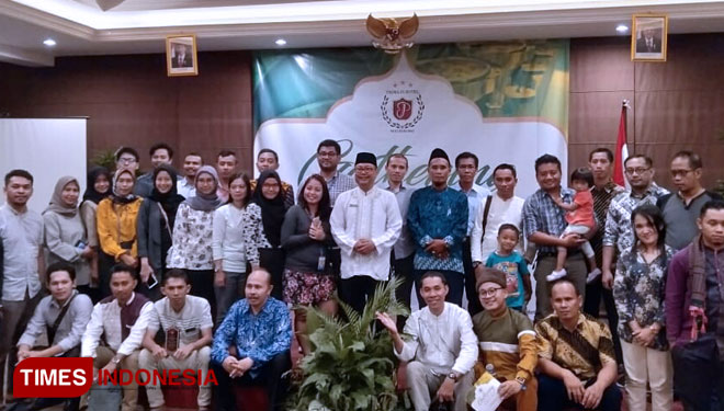 Manajemen dan pegawai Hotel Prima In Yogyakarta foto bersama pada acara buka bersama dengan mitra dan relasi. (FOTO: Ahmad Tulung/TIMES Indonesia)